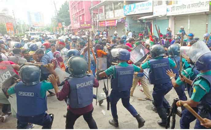 খুলনায় শিক্ষার্থী-পুলিশ ধাওয়া-পাল্টা ধাওয়া, সংঘর্ষ