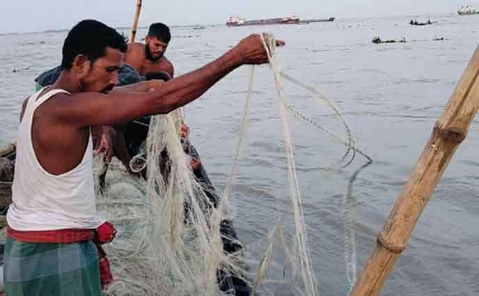 ভরা মৌসুমে মুখ থুবড়ে পড়েছে ইলিশ আহরণ