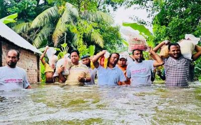 বন্যায় ক্ষতিগ্রস্তদের মাঝে স্বেচ্ছাসেবক দলের ত্রাণ বিতরণ