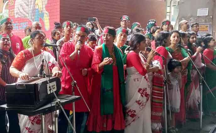 সম্মিলিত কণ্ঠে জাতীয় সংগীত গেয়ে উদীচীর প্রতিবাদ