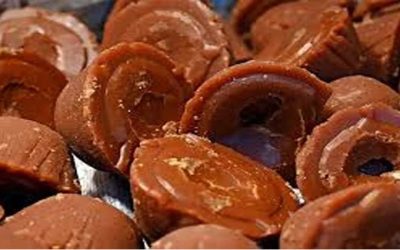 শীতে নিয়মিত গুড় খেলে কী হয়