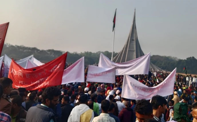 জাতীয় স্মৃতিসৌধে মানুষের ঢল, সূর্য সন্তানদের স্মরণ